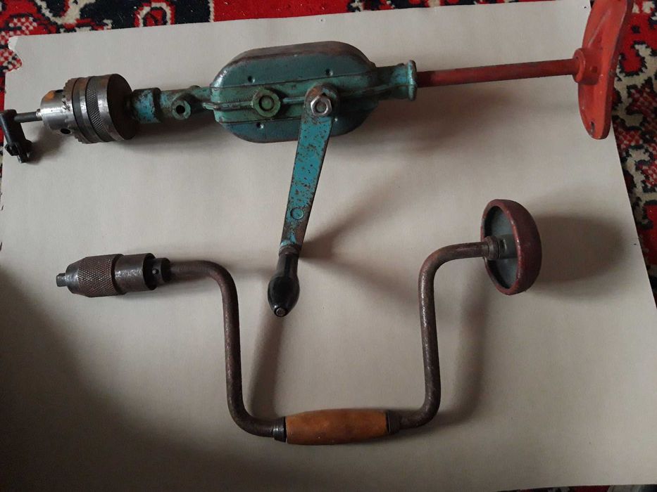 Masini de gaurit manuale