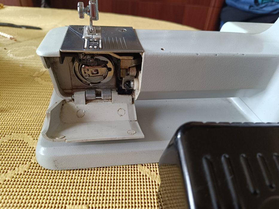 Vând mașină de cusut