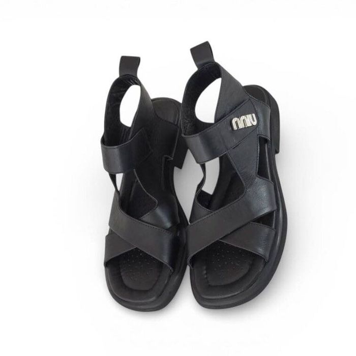 Модерни дамски сандали от естествена кожа.