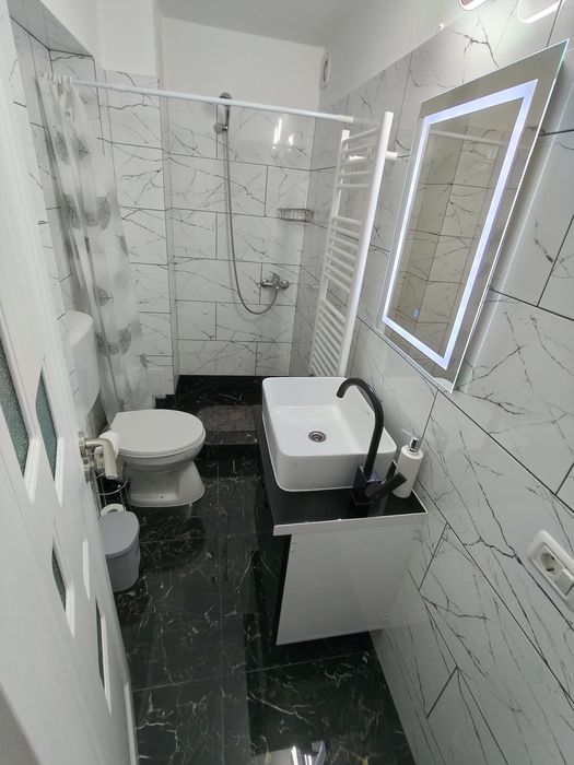 Închiriez garsonieră