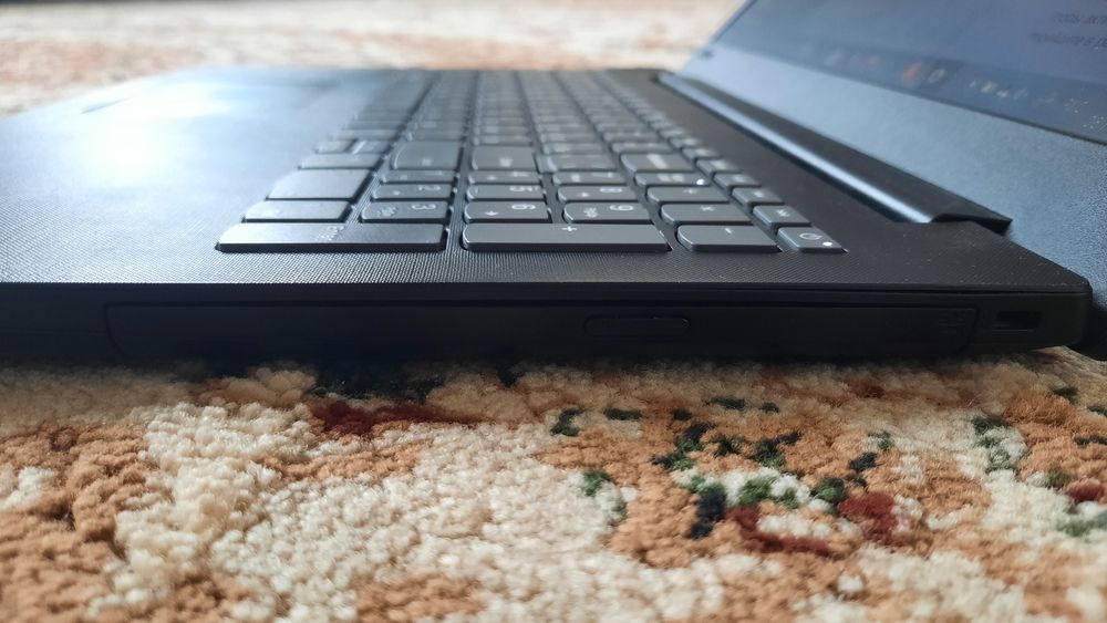 LENOVA  DESKTOP-LMCVJHT Ноутбук хороший  состаяние