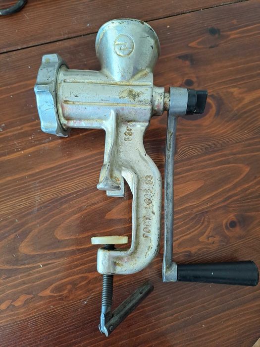 Стара мелачка за месо