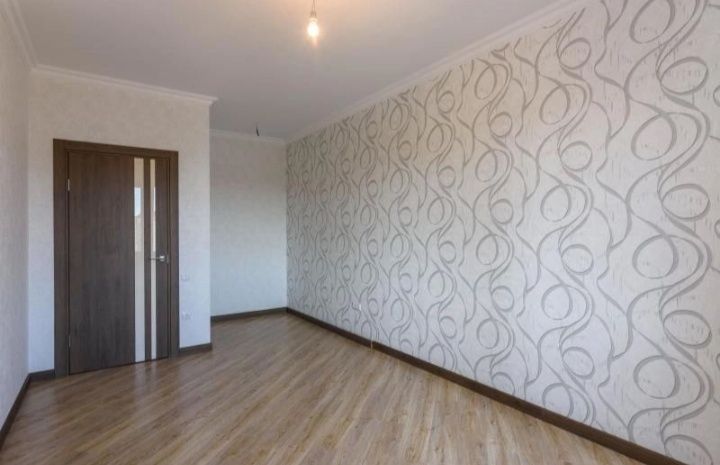 Поклейка обоев галтель плинтуса