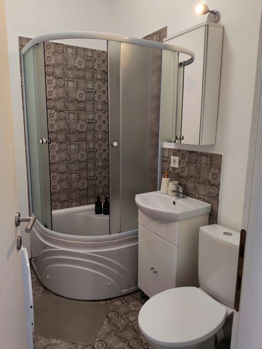 Garsonieră decomandatã complet utilată + 40mp terasă