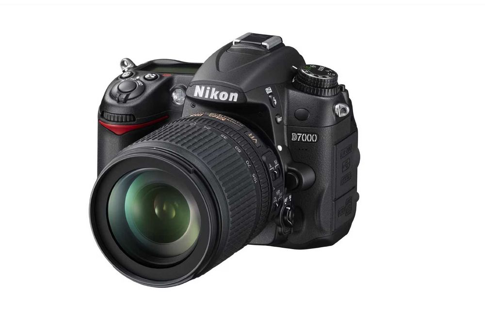 Nikon D7000 + обектив 18-105mm VR