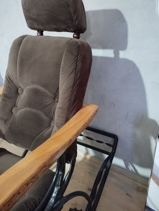 Кресло качалка сотилади.