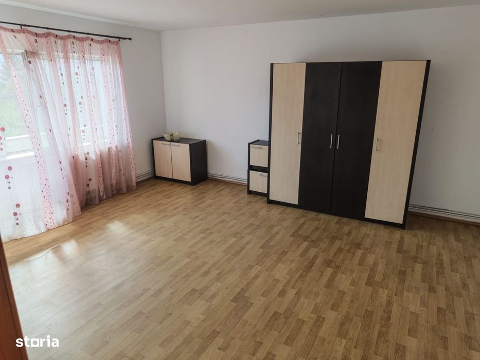 Casă Spațioasă De Inchiriat – Exercițiu | Ideală Pentru Afacere
