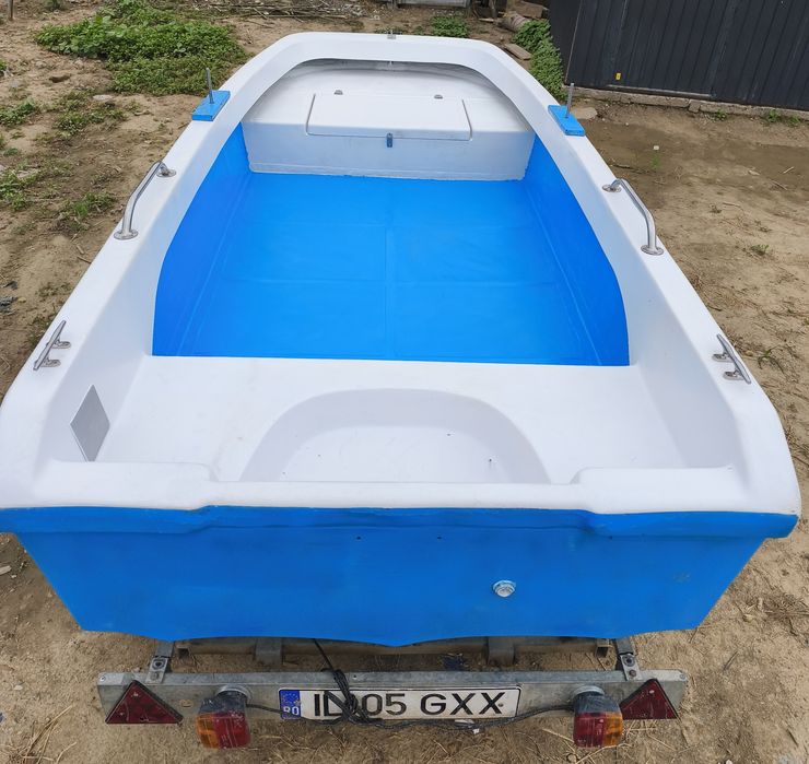 Barca din fibra  trimaran