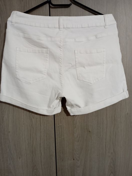 Pantaloni scurți Albi Esmara