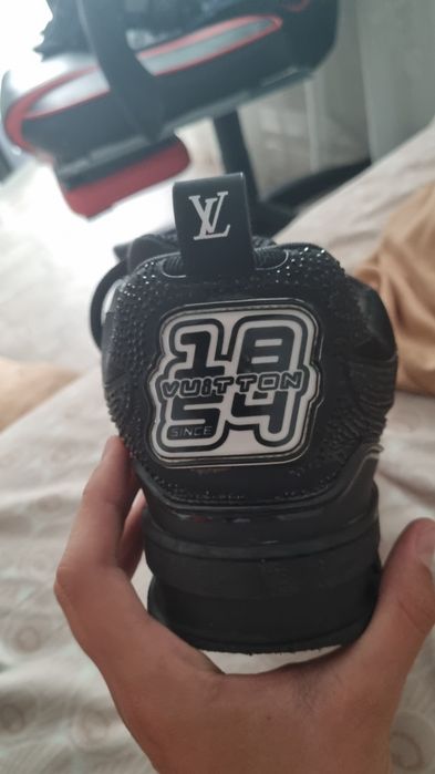 Lv skate negre cu pietricele