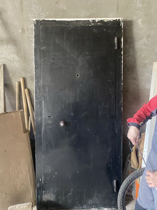 Продам входную делезную дверь