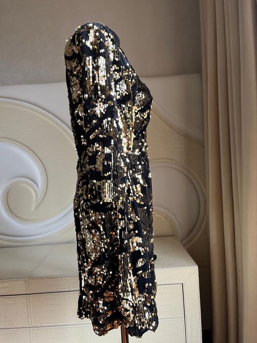 Блестящее платье в пайетках