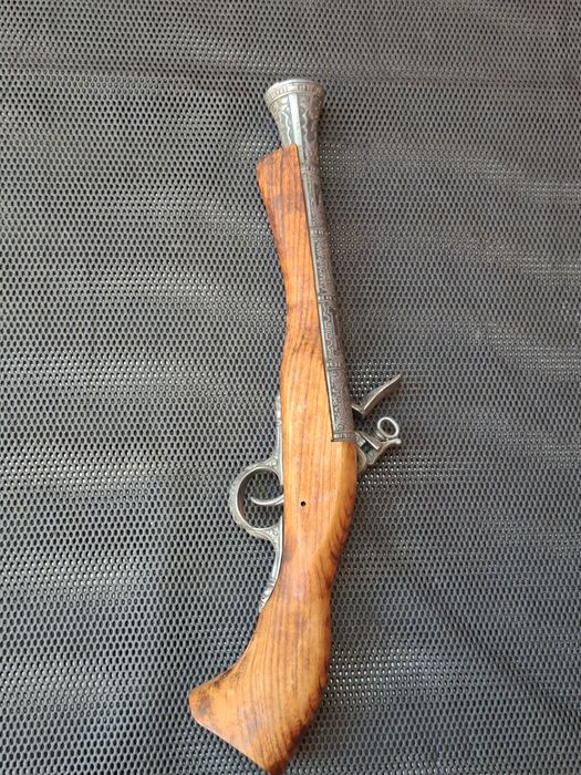 Pistol pentru panoplie