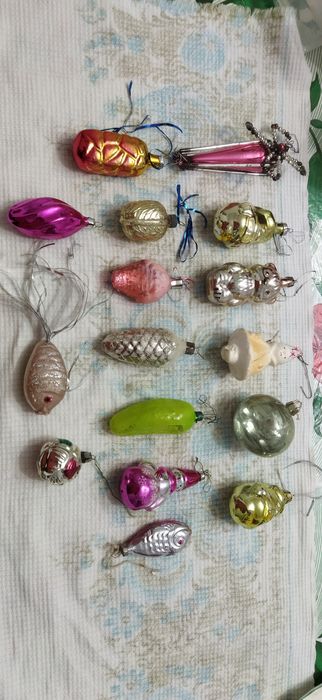 Продаются ёлочные игрушки.