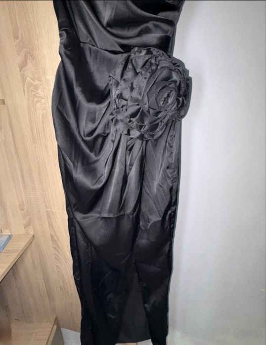 Дълга черна рокля