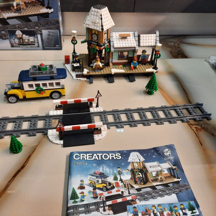 Уникален конструктор.902 части.Редено веднъж от ново.