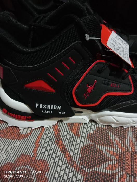 Продам кроссовки