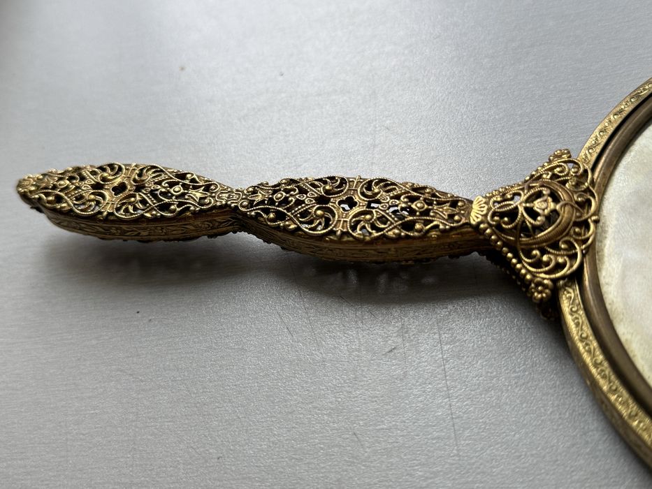 Oglinda veche din alama