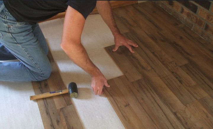 Укладка ламинат  установка плинтуса  ,галтели.