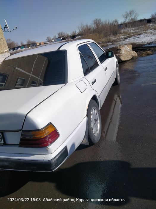 Срочно продаю Мерс 124 на полном ходу.