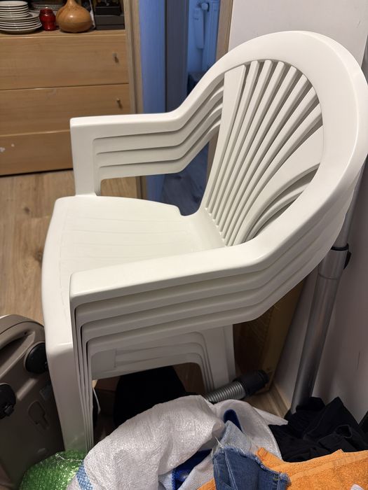 vanzare 4scaune plastic