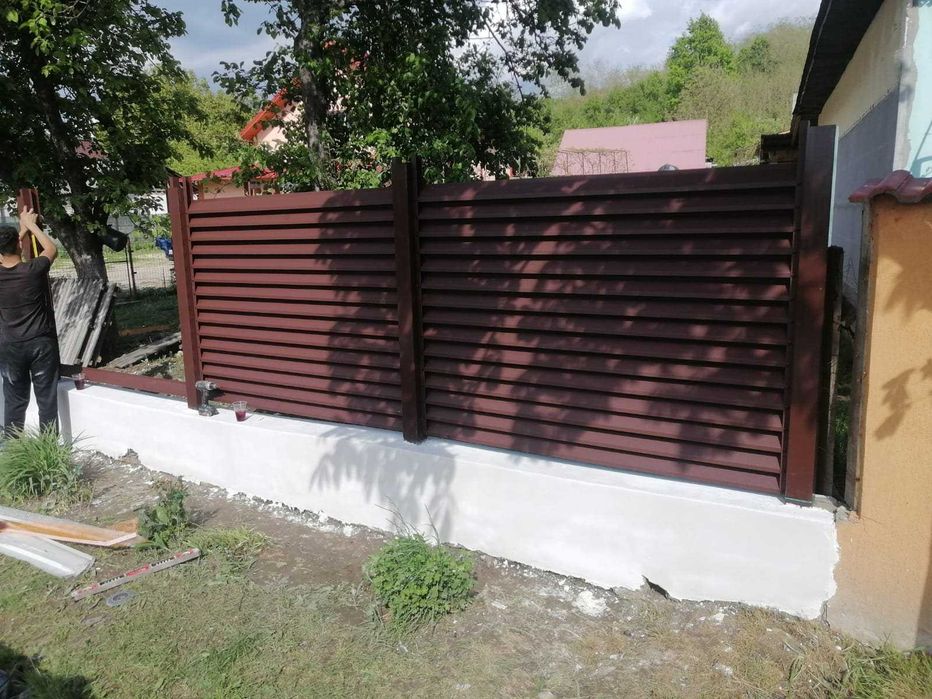 Construim garduri si porti din panou stil jaluzele, sipca metalica, tabla cutata, plasa bordurata, BCA, fier forjat si alte modele
