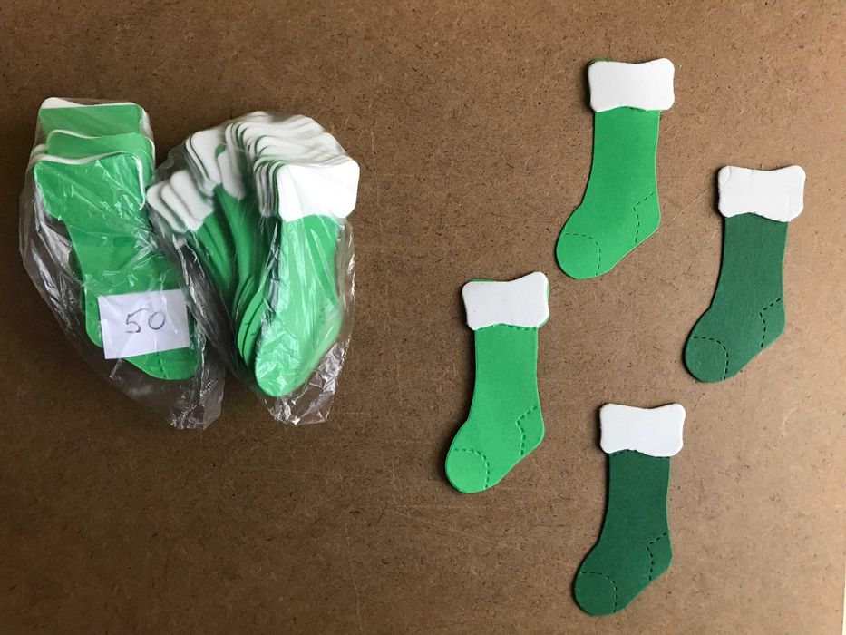 Ciorapel rosu/verde cu manseta alba, forme decupate carton 50 buc,/pg.