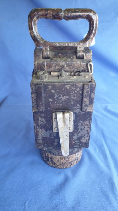Немска карбидна лампа от Втората световна война и Стар авиаторски шлем