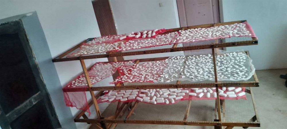 Tabbiy usulda qo'l mehnati bilan tayyorlangan Qurt yog'i olinmagan.