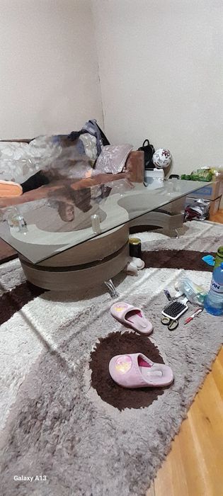 Холна маса със стъклено покритие