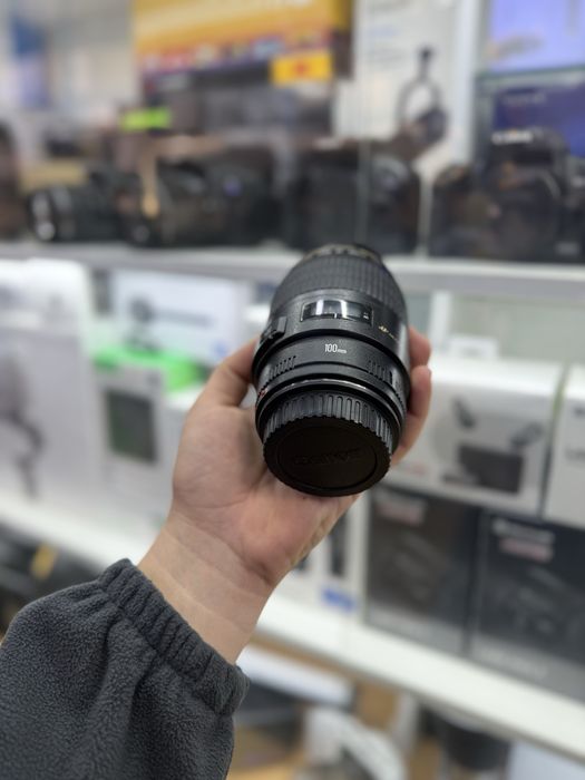 Canon 100 mm f2.8 USM