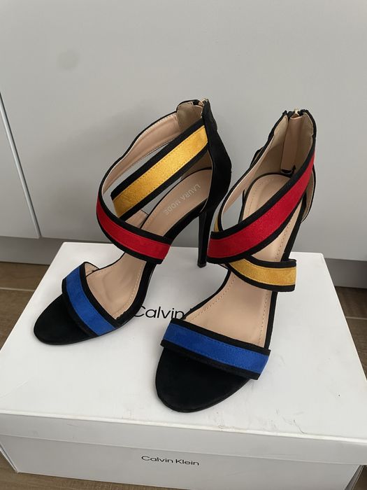 Сандали с ток