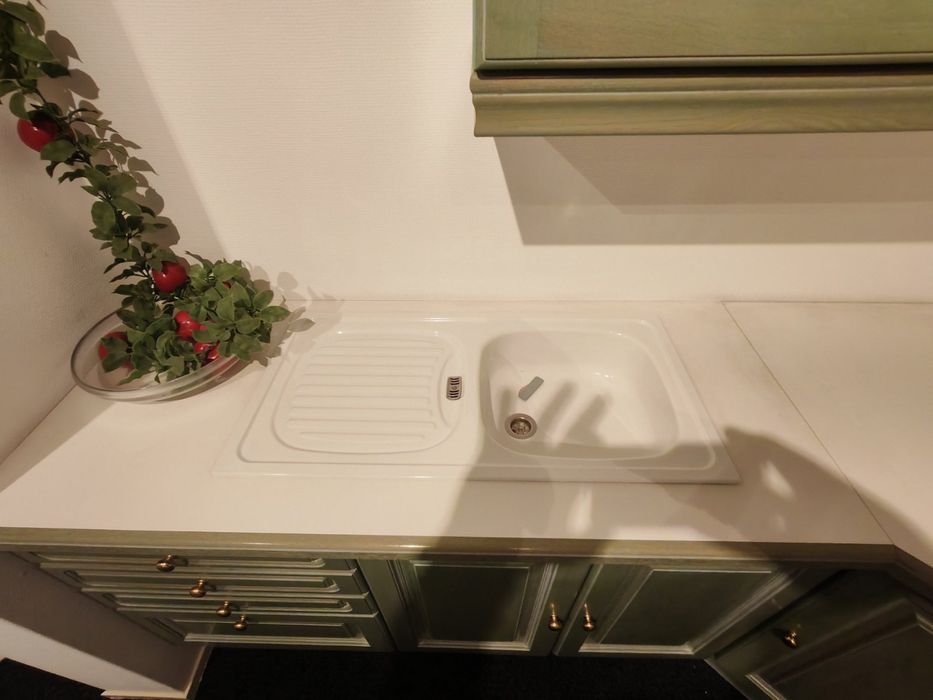 Често нова ъглова дъбова кухня с уреди