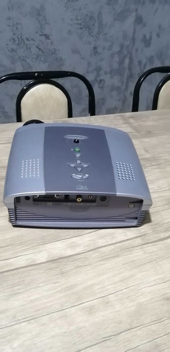 Кинопроектор сотилади