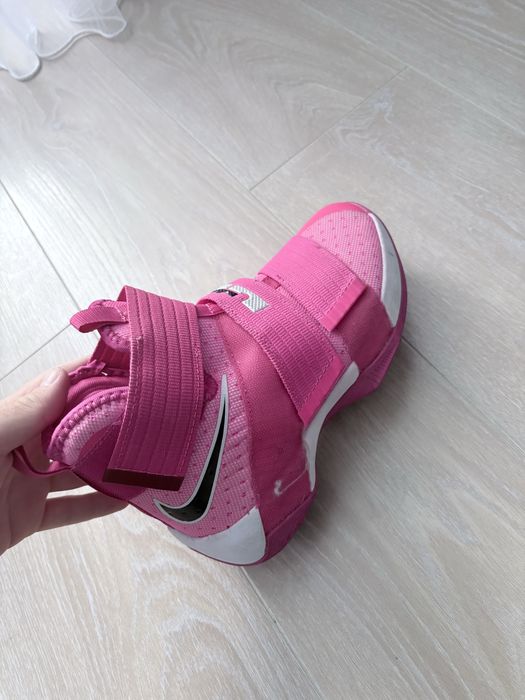 Продам кроссовки Nike