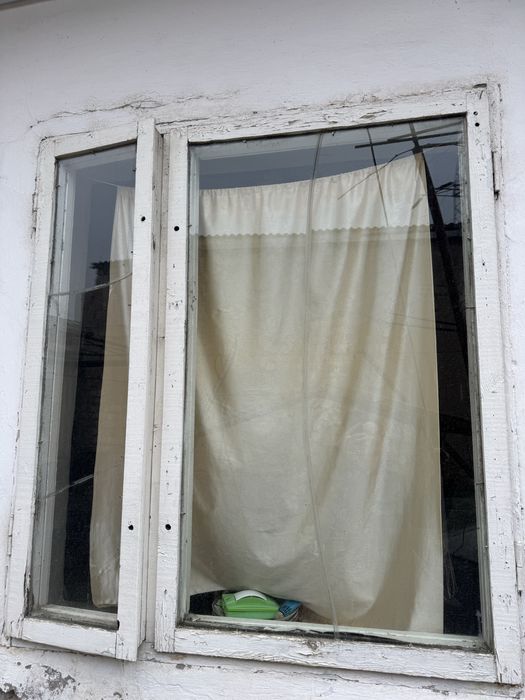 Окна со стеклами и двери