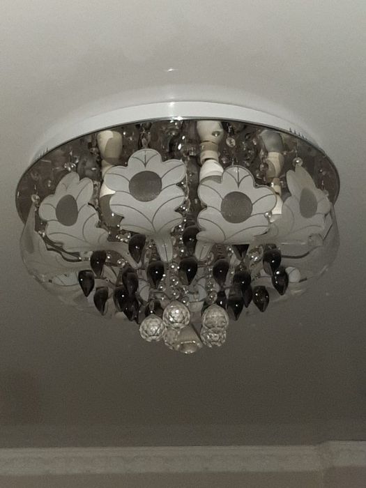 Продается люстра, шесть светильников.