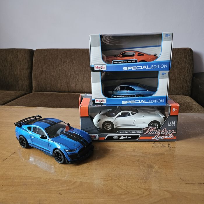 Метални модели коли в мащаб 1:18 и 1:24.