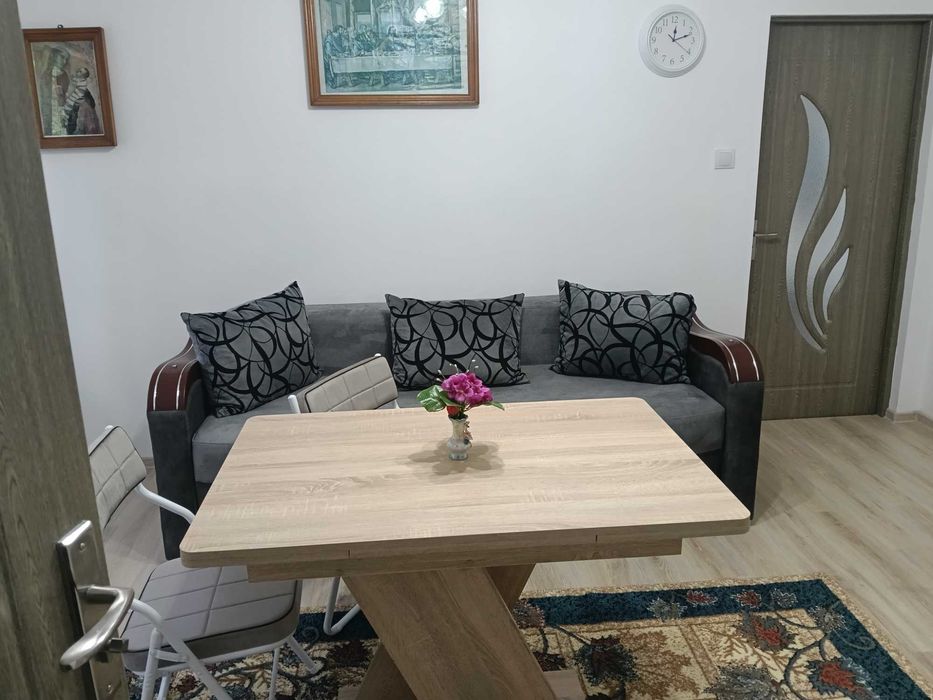 Închiriez apartament cu 2 camere
