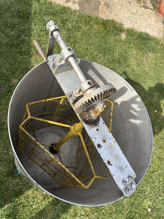 Centrifuga manuala de scos miere din aluminiu + cadou afumator albine