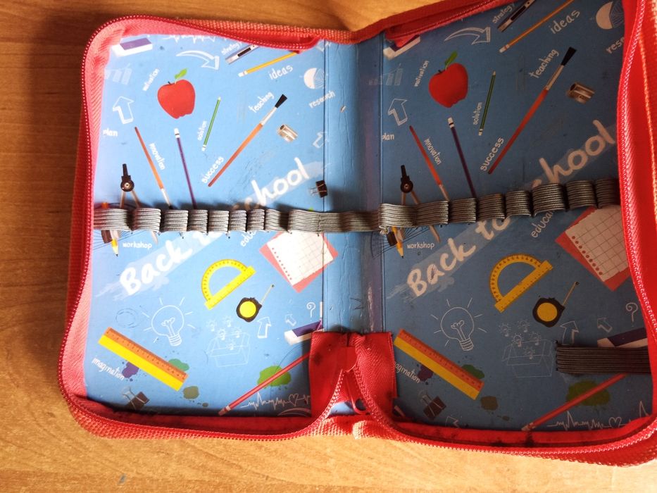 Красный пенал с машиной