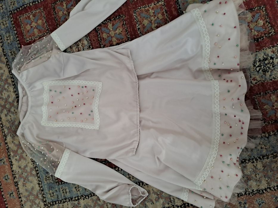 Costum elegant cu broderie,tulle,perlute