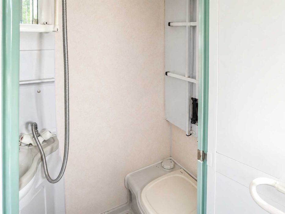 Каравана Coachman 2003 г. – 4 места, голям форселт, UK документи и платено мито