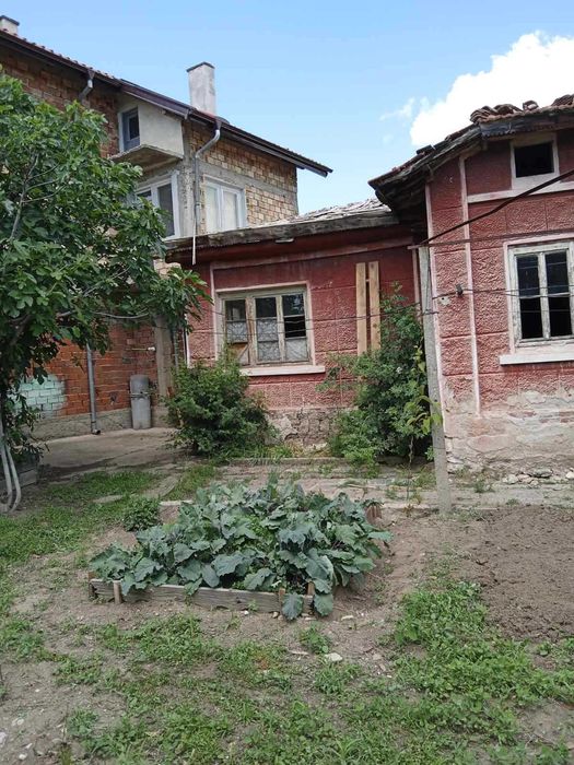 Две къщи с дворно място в с.Преславен