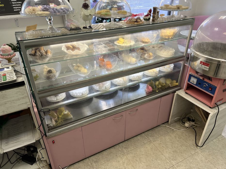 Витрина за сладки с LED осветление.