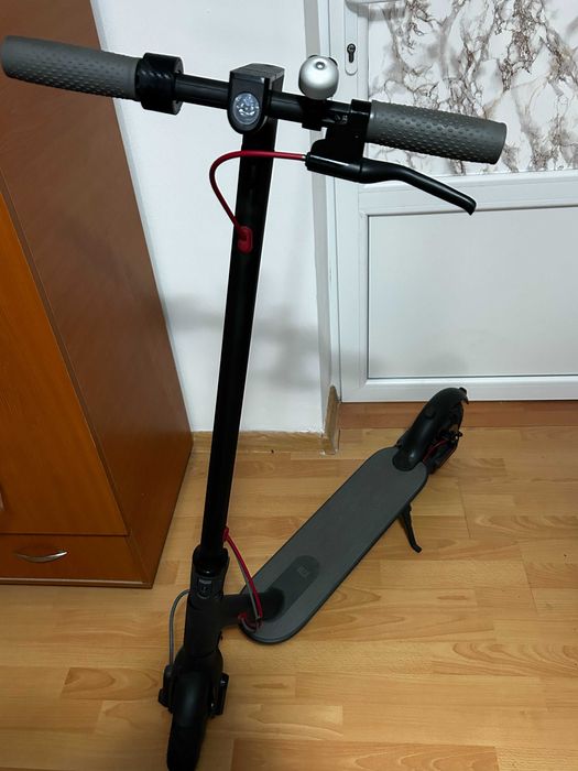 Trotinetă electrică Xiaomi Mijia M365, viteză 25 km/h, autonomie 30 km