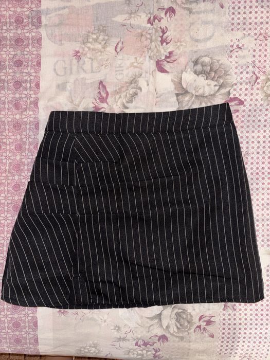 Къса черна пола на райета