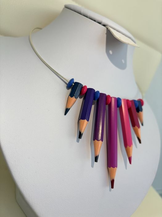 Colier handmade din creioane colorate