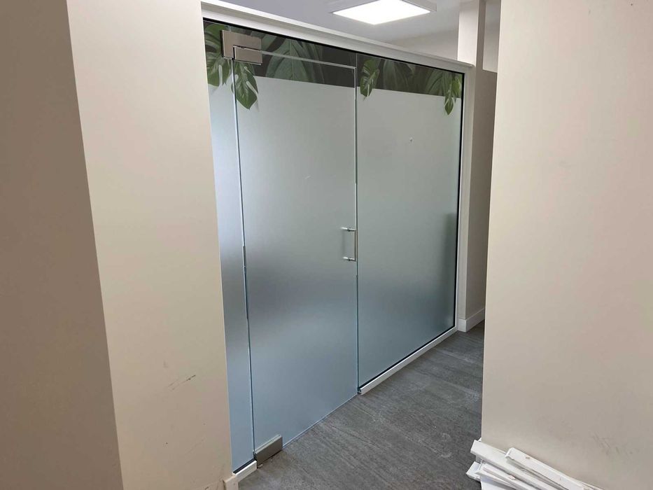 Стъклена витрина с темперирано стъкло – 256/220 см