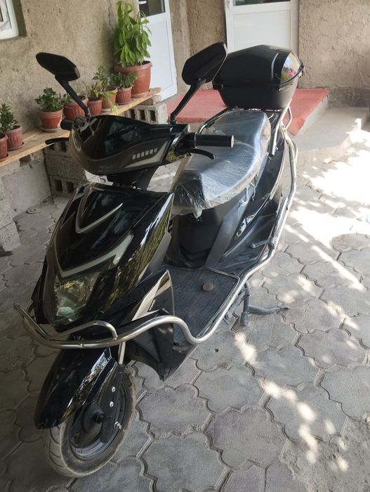 Скутер сотилади келиштириб бераман